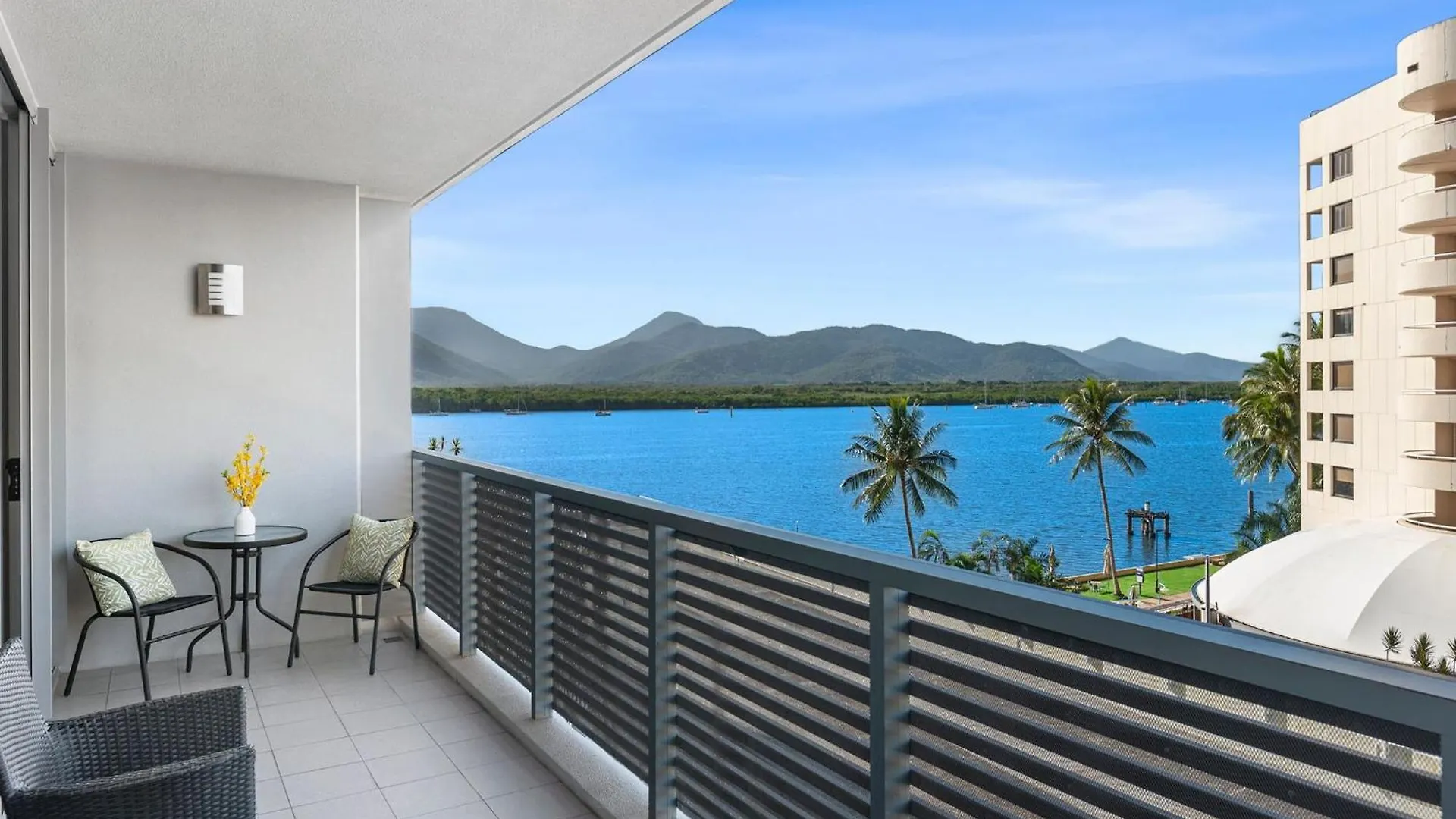 Appartamento Aqua Vista At Harbour Lights - Poolside Panorama Cairns